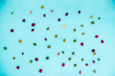 Dekoratif solf mavi arka plan ile dut kağıt ve ekmek üzerine mini çiçeği çiçek ile yaptı. Bu yüzden her el yapımı craft öğesi oluşturma.