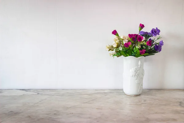 Aislar Canasta Arte Blanco Coloridas Flores Lugar Mesa Mármol Gris —  Fotos de Stock