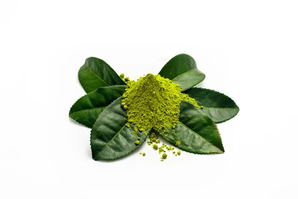 Купка екстрагованого зеленого чайного порошку розміщується на свіжому зеленому листі чаю на білому тлі — стокове фото