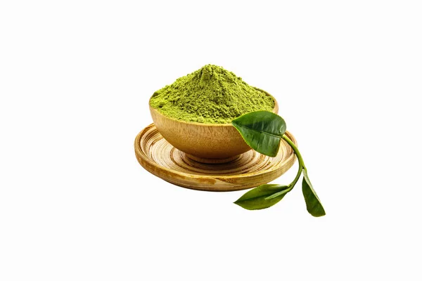 Isoler la poudre de thé vert dans un bol en bois sur fond blanc avec mini feuille de thé vert fraîche.. Image En Vente