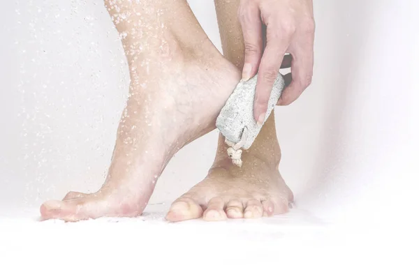 Γυναίκα Τρίψιμο Ελαφρόπετρα Για Αφαιρέσετε Νεκρό Δέρμα Από Πόδια — Φωτογραφία Αρχείου