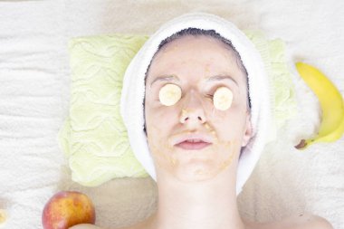 Kış mevsiminde susuzluk için muzlu, hindistan cevizi şekerli ve ballı bir maske.