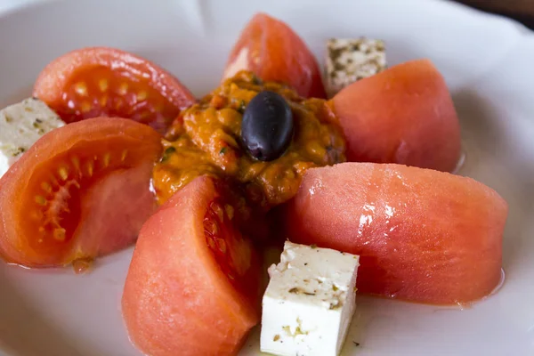 Domatesli, peynirli ve zeytinli salata