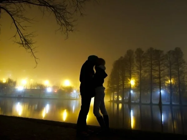 Casal Beijando Beira Lago Névoa Uma Noite Inverno Abstrato Borrão — Fotografia de Stock