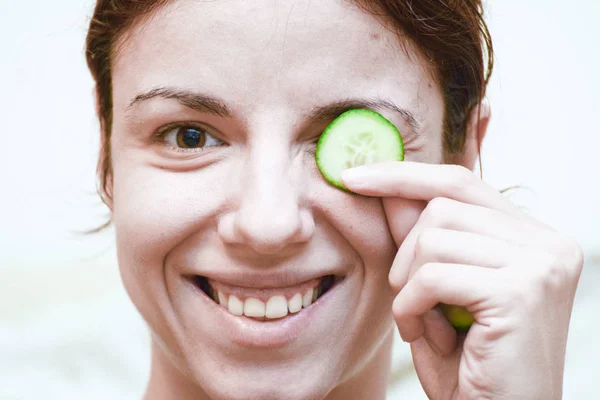 Modelo Usando Rodajas Pepino Para Aliviar Las Ojeras — Foto de Stock