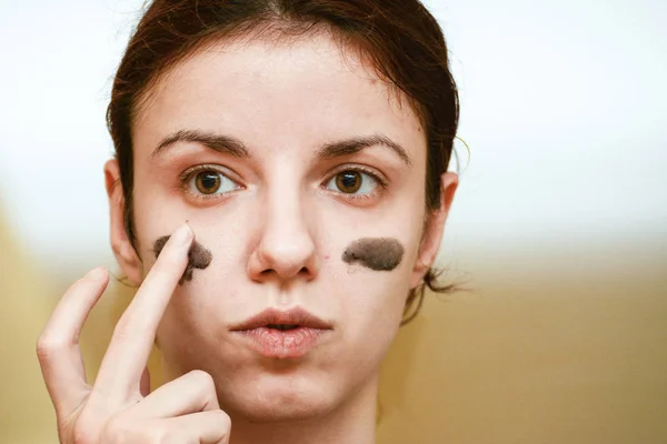 Modelo Usando Una Máscara Carbón Oscuro Para Exfoliar Piel Cara — Foto de Stock