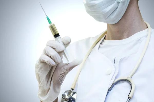 İğne hazırlayan bir doktorun tıbbi fotoğrafı.