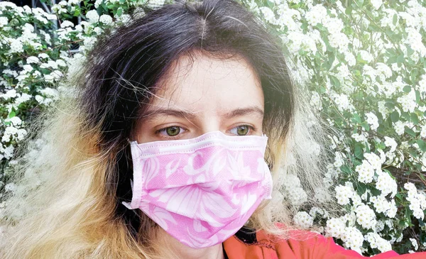 Enjoying Spring Bloom Pandemic Coronavirus Mask — Stock Photo, Image