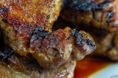 Kızartma tavasında pişirilmiş lezzetli etli biftek.