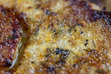 Kızartma tavasında pişirilmiş lezzetli etli biftek.