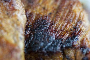 Kızartma tavasında pişirilmiş lezzetli etli biftek.