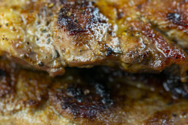 Макро на сочном, вкусном говяжьем стейке, приготовленном на сковородке
