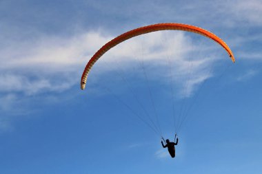 yamaç paraşütü üzerinde sky