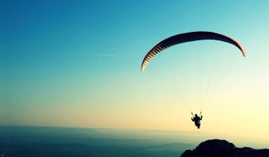 yamaç paraşütü üzerinde sky