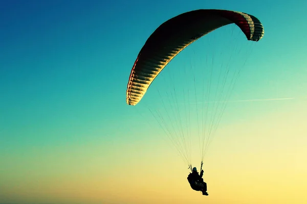 Yamaç paraşütü üzerinde sky — Stok fotoğraf