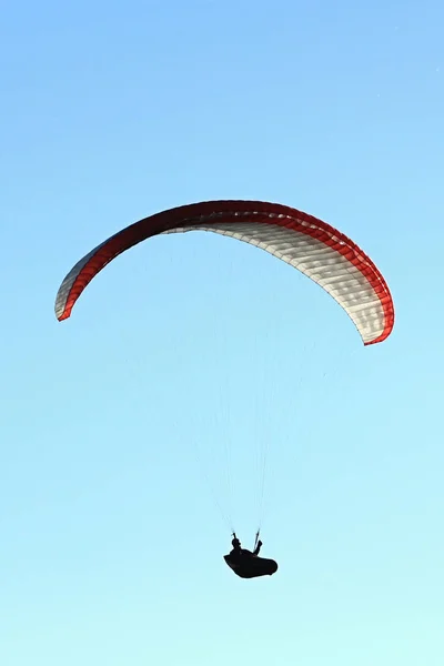 Paragliding op sky — Stockfoto