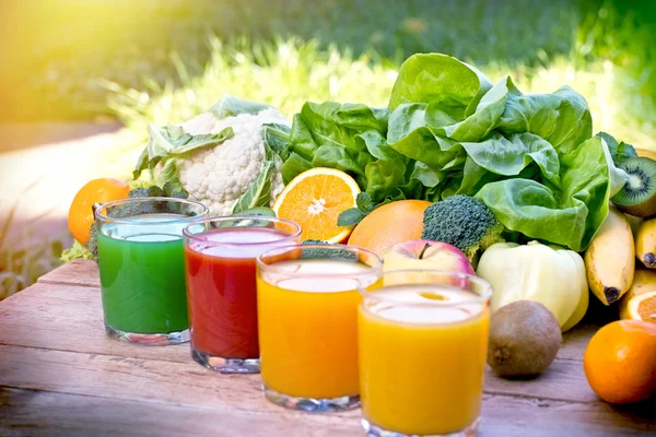 Organic fruits and vegetables are the basis for healthy drinks - beverages — Stock Photo, Image