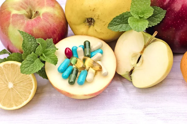 Φρέσκα οργανικά φρούτα και συμπληρώματα διατροφής - υγιεινό τρόπο ζωής — Φωτογραφία Αρχείου
