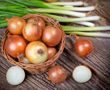 Taze organik soğan ve taze soğan masada 