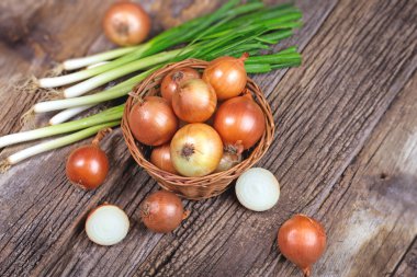 Taze organik soğan ve taze soğan rustik masada