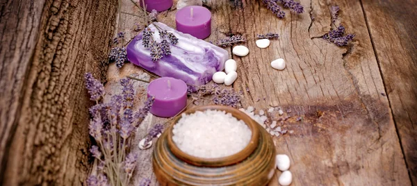 Savon à la lavande, sel parfumé et pierres de spa - concept spa — Photo