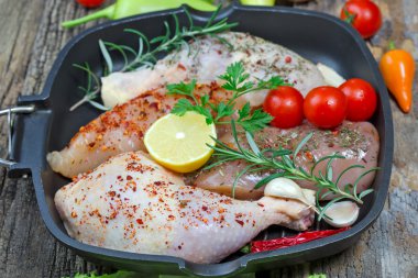  Çiğ tavuk baget ile baharat (tavada baharat)