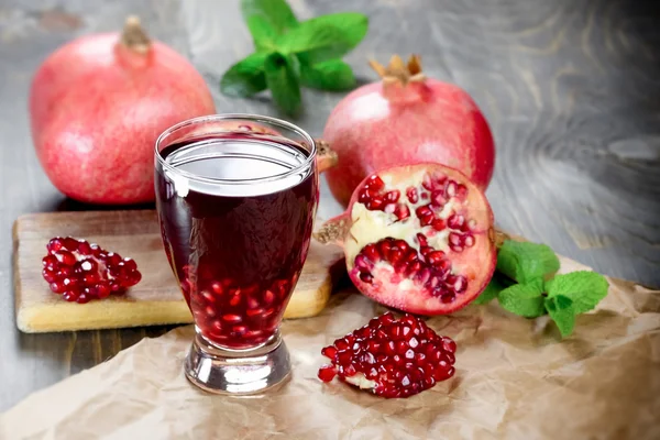 Uppfriskande och hälsosam granatäpplejuice och granatäpple frukt — Stockfoto