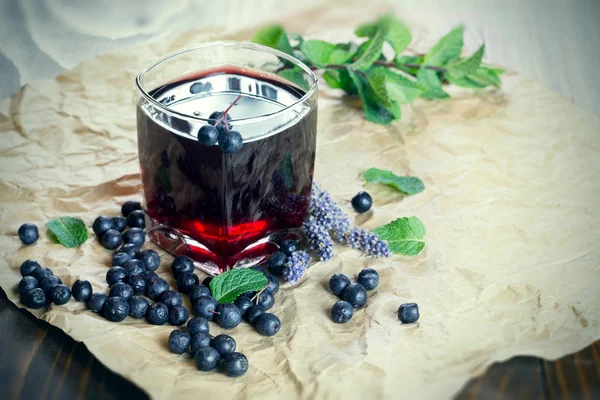 Fruktjuice med skog frukt - aronia-bär och blåbär — Stockfoto