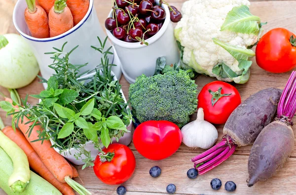 Frutas orgânicas frescas, legumes e ervas frescas — Fotografia de Stock