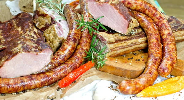Gedroogd en gerookt vlees - heerlijke, gastronomische gerechten (biologisch vlees) — Stockfoto