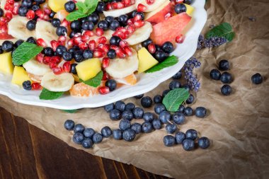 Sağlıklı meyve salatası beyaz plaka kapatın - kadar