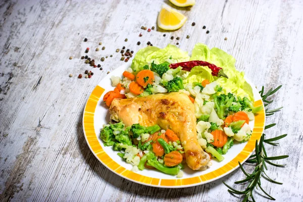 Huhn und gekochtes Gemüse — Stockfoto