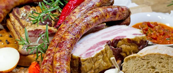 Carne de porco seca e fumada - linguiça e bacon — Fotografia de Stock