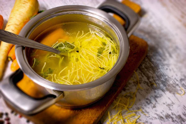 Домашний овощной суп — стоковое фото