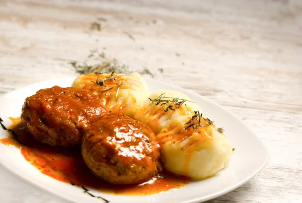 Heerlijke maaltijd - aardappelpuree en gehaktballen met tomatensaus — Stockfoto