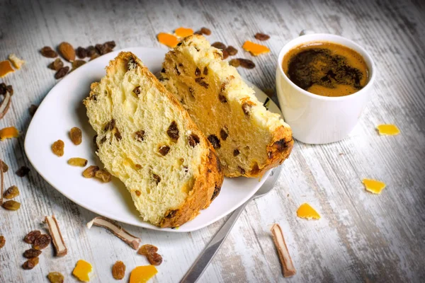 Pastel de frutas con pasas y café sobre mesa rústica — Foto de Stock