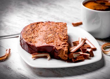 Enfes kremalı çikolatalı kek ve kahve