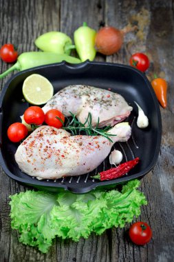 Çiğ tavuk eti - çiğ tavuk baget ve pan içinde baharatlar ile çiğ tavuk göğsü