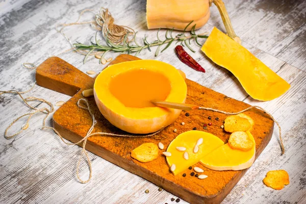 Repas végétarien maison sain - soupe de citrouille — Photo