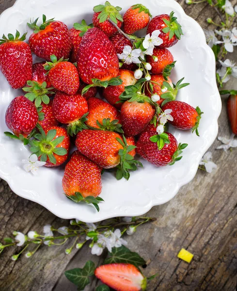 Fresh organic strawberries in white plate close-up — Stock Photo, Image