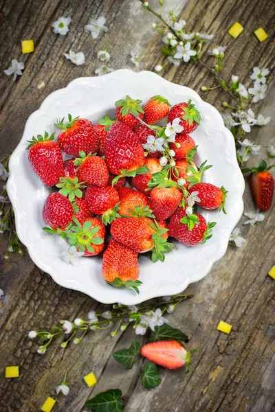 Fresa orgánica, fresas en plato blanco — Foto de Stock