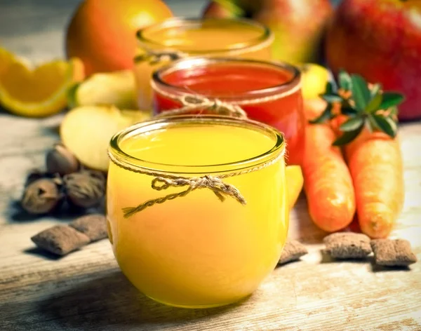 Hälsosam dryck (drycker) - orange juice och ekologiska frukter — Stockfoto