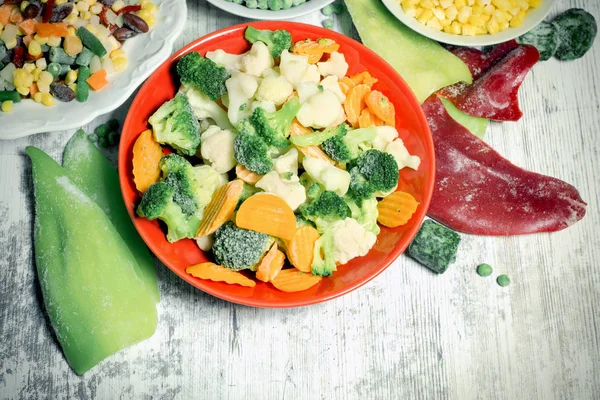 Mrożone warzywa w płytkę i miski — Zdjęcie stockowe