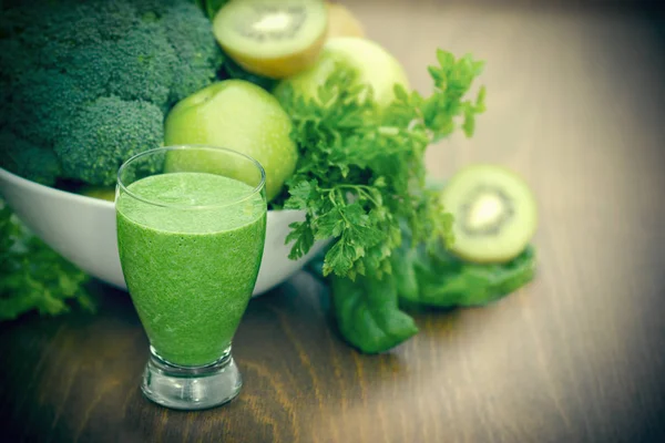 Green smoothie - healthy drink (beverage) and ingredients — Stock Photo, Image