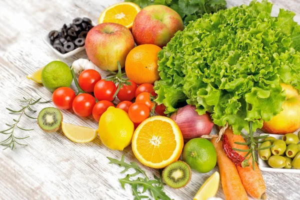 Taze meyve ve sebze - herkes için sağlıklı beslenme — Stok fotoğraf
