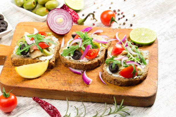 Sandwich met vis-haring, heerlijke maaltijd — Stockfoto