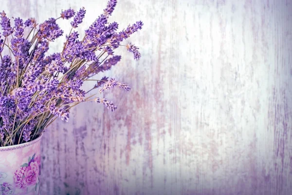Bouquet of dry lavender in vase - selective focus on lavender flower — Stock Photo, Image