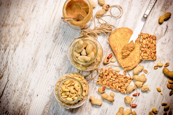 Cacahuete ecológico, cacahuetes con cáscara, mantequilla de cacahuete y chips de cacahuete dulce (azulejos —  Fotos de Stock