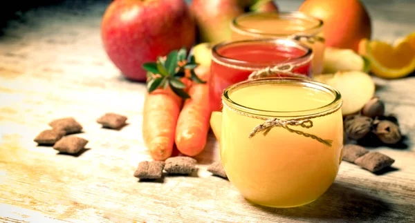 Hälsosam juice och ekologisk frukt på bordet — Stockfoto