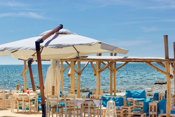 Ort zum Genießen in der Nähe des Meeres, genießen im Blick auf das offene Meer — Stockfoto